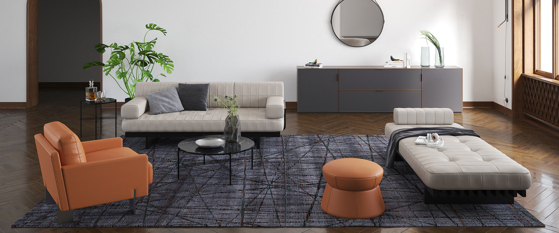 Modernes Wohnzimmer mit beiger Couch, einem orangefarbenen Sessel, dunklem Couchtisch und Fußhocker auf einem mehrfarbigen Teppich, eingefasst von einer Pflanze, einer Konsole mit Dekoration und einem runden Spiegel an der Wand, dunklem Parkettboden, weiß getünchten Wänden und Fenster mit Holzrahmen.
