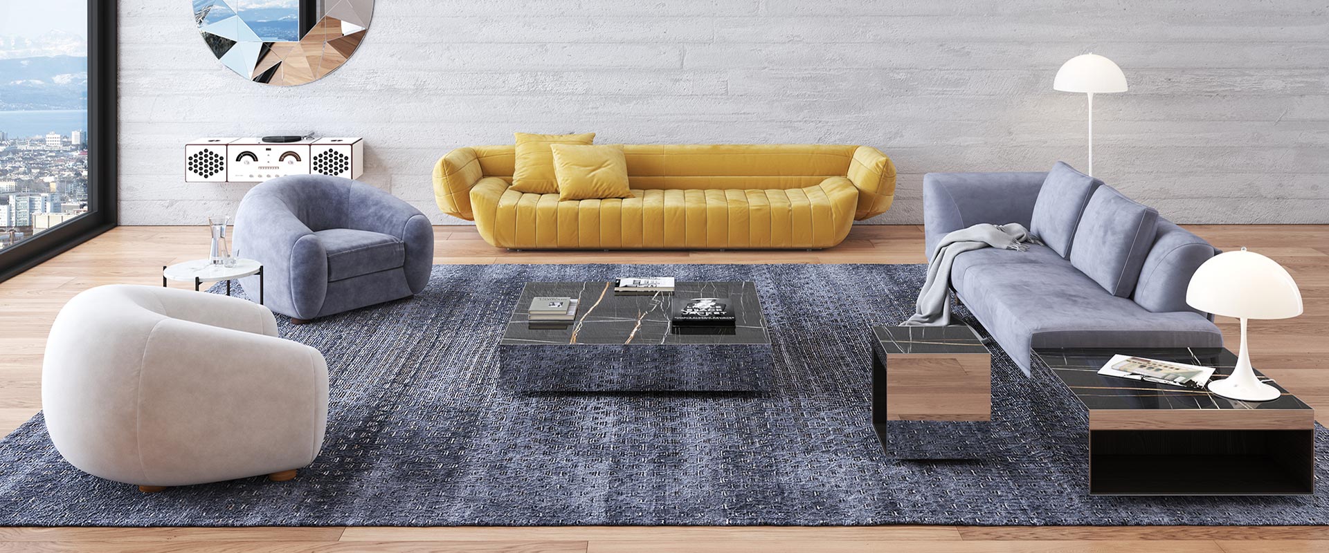 Modern gestaltetes Wohnzimmer mit großem Fensterblick auf die Stadt, einem gelben Sofa, zwei grauen Sesseln, einem großen blauen Teppich, zwei schwarzen Couchtischen und weißen Stehleuchten auf Holzboden vor einer weißen Mauer.