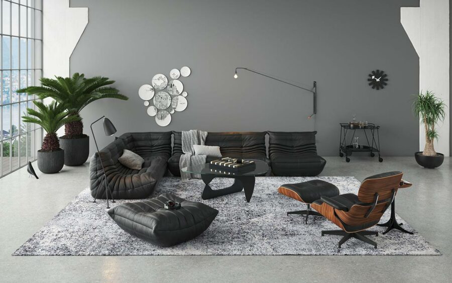 Modernes Wohnzimmer mit großem Fenster, grauer Wand mit dekorativen Uhren, schwarzem Sofa, Eames Lounge Chair, stilvollem Couchtisch, schwarzem Stehleuchter, zwei Zimmerpflanzen und Wanduhr.