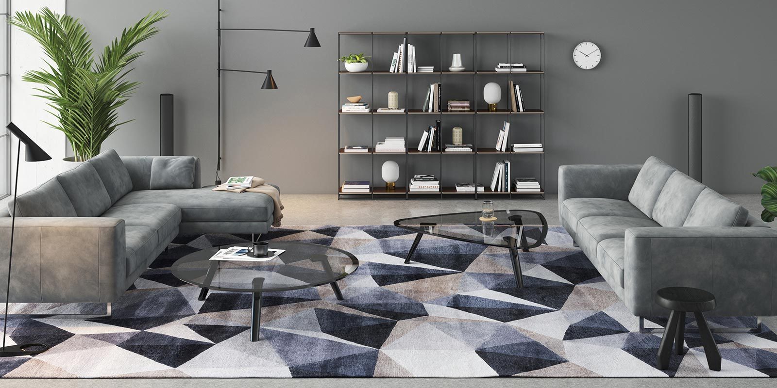 Modernes Wohnzimmer mit einer L-förmigen grauen Couch, runden Glastischen auf einem geometrischen Teppich, Regalen mit Büchern und Dekor an der Wand, Pflanzen und einem großen Fenster mit Stadtansicht.