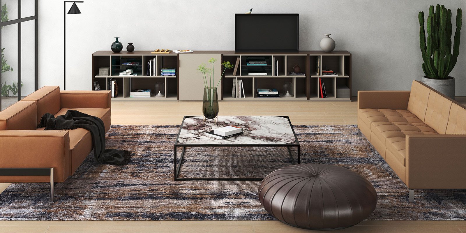 Modernes Wohnzimmer mit zwei braunen Sofas, einem zentralen Marmortisch auf einem gemusterten Teppich, einem niedrigen Fernsehschrank und einer großen grünen Pflanze neben einer Fensterfront mit Blick auf eine begrünte Terrasse.