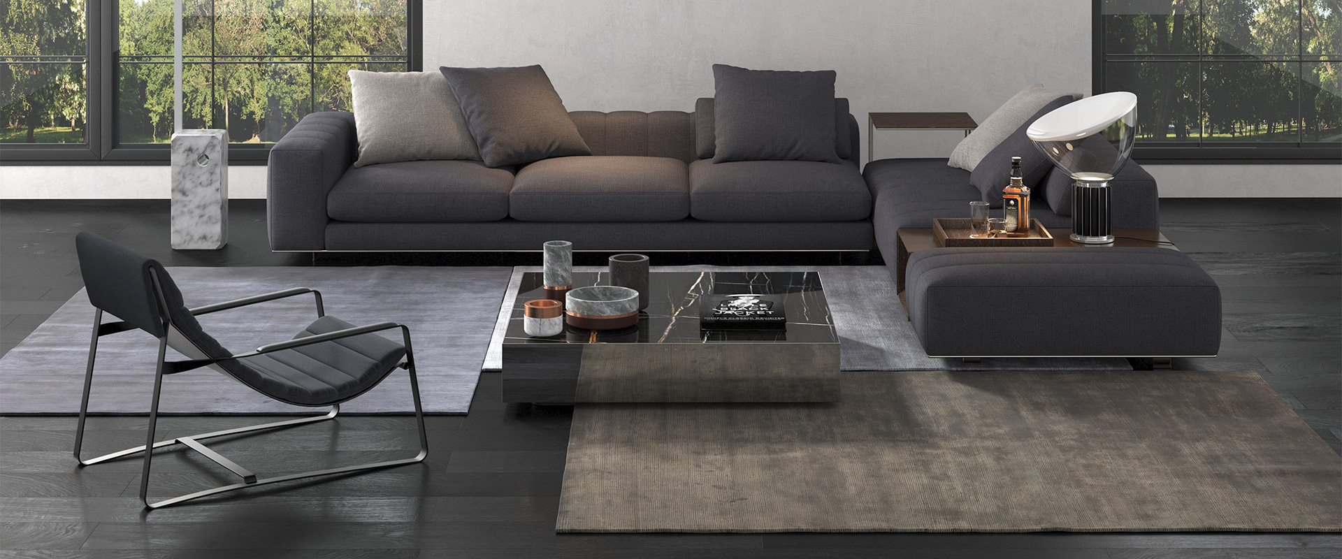 Modernes Wohnzimmer mit großem Fensterblick auf einen Garten, L-förmigem dunkelgrauen Sofa, schwarzem Couchtisch auf einem Teppich, einer Designer-Liege und dekorativen Accessoires auf Tischen und Boden.