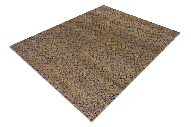 Ein moderner, gemusterter Teppich in Brauntönen mit blauen Akzenten, diagonal auf einem hellen Untergrund platziert.