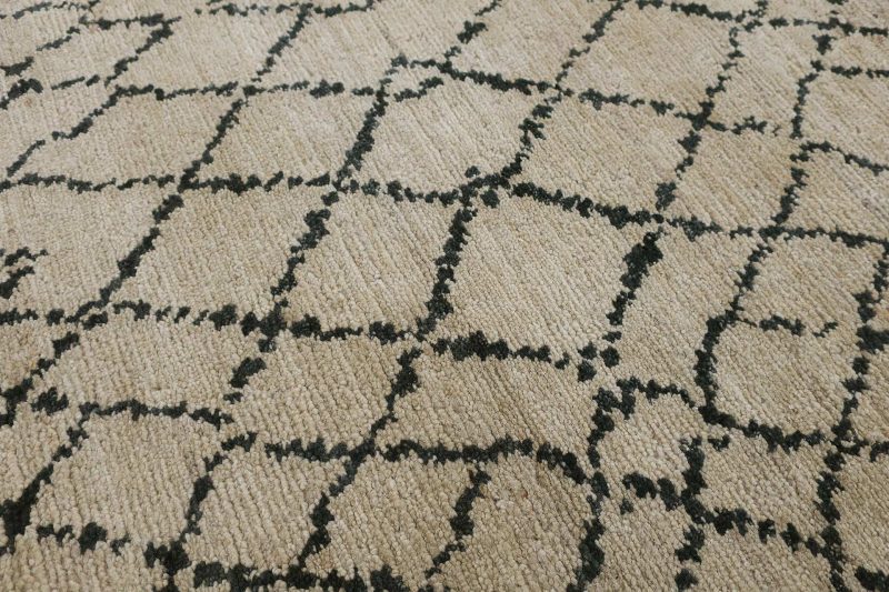 Texturierter Teppich mit geometrischem Muster in Schwarz und Beige.