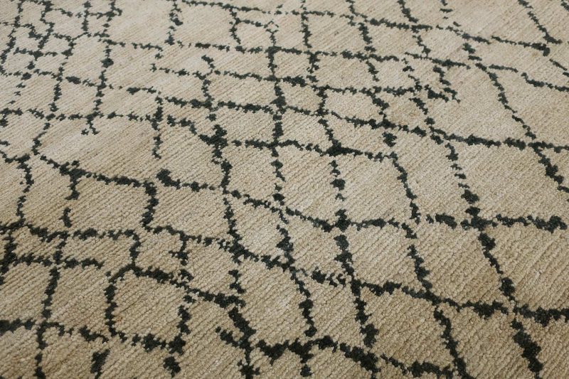 Texturierter Teppich mit geometrischem Muster in Schwarz und Beige.