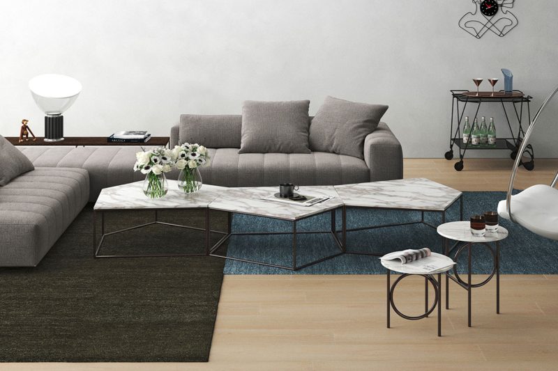 Modernes Wohnzimmer mit grauem Ecksofa, geometrischen Couchtischen, schwebendem Ei-Sessel, großen Fenstern mit Gartenblick, Teppichen und minimalistischer Dekoration.