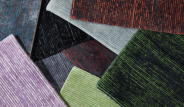 Stoffmusterkollektion mit verschiedenen Texturen und Farben, darunter Lila, Blau, Schwarz, Grau, Rot, Grün und Muster mit feinen Linien.