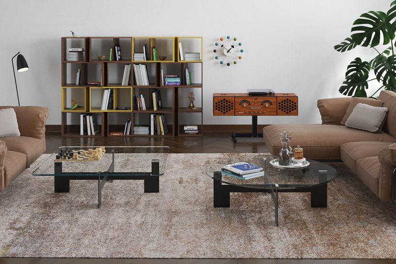 Modernes Wohnzimmer mit braunen Sofas, einem zentralen Glas-Couchtisch, einem Schachbrett, einer Bücherwand und einem Retro-Sideboard. Dekorative Elemente umfassen eine Stehleuchte, Zimmerpflanzen und eine Wanduhr. Dunkler Holzboden und helle Wandfarbe.