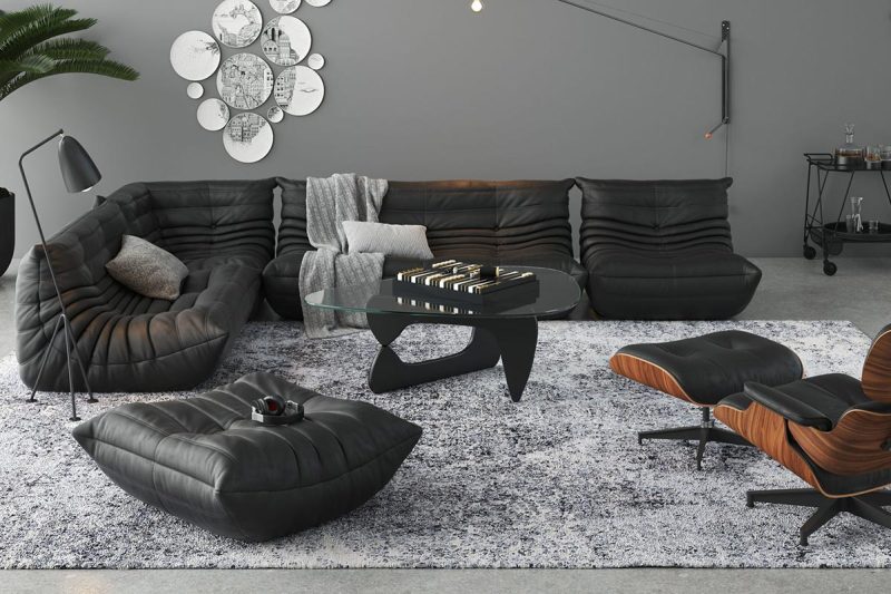 Modernes Wohnzimmer mit großem Fensterblick, schwarzer Ledercouch und Sesseln, zentralem Glastisch, Teppich, stilvollen Pflanzen und Wanddekor.