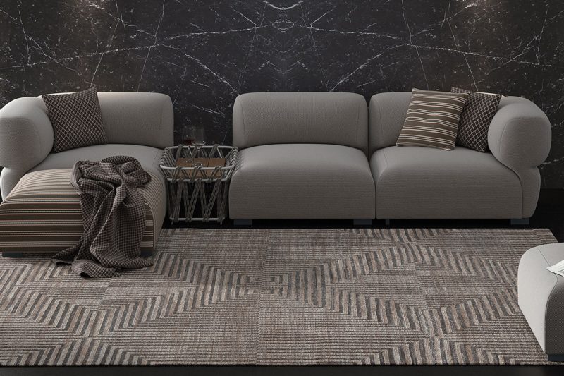 Modernes Wohnzimmer mit grauem Sofa und dekorativen Kissen, einem dunkelgrauen Teppich, schlichtem Couchtisch mit Weingläsern und einer großen Zimmerpflanze. Hintergrund zeigt eine stilvolle schwarze Marmorwand und bodenlange Fenster mit Stadtblick bei Nacht.