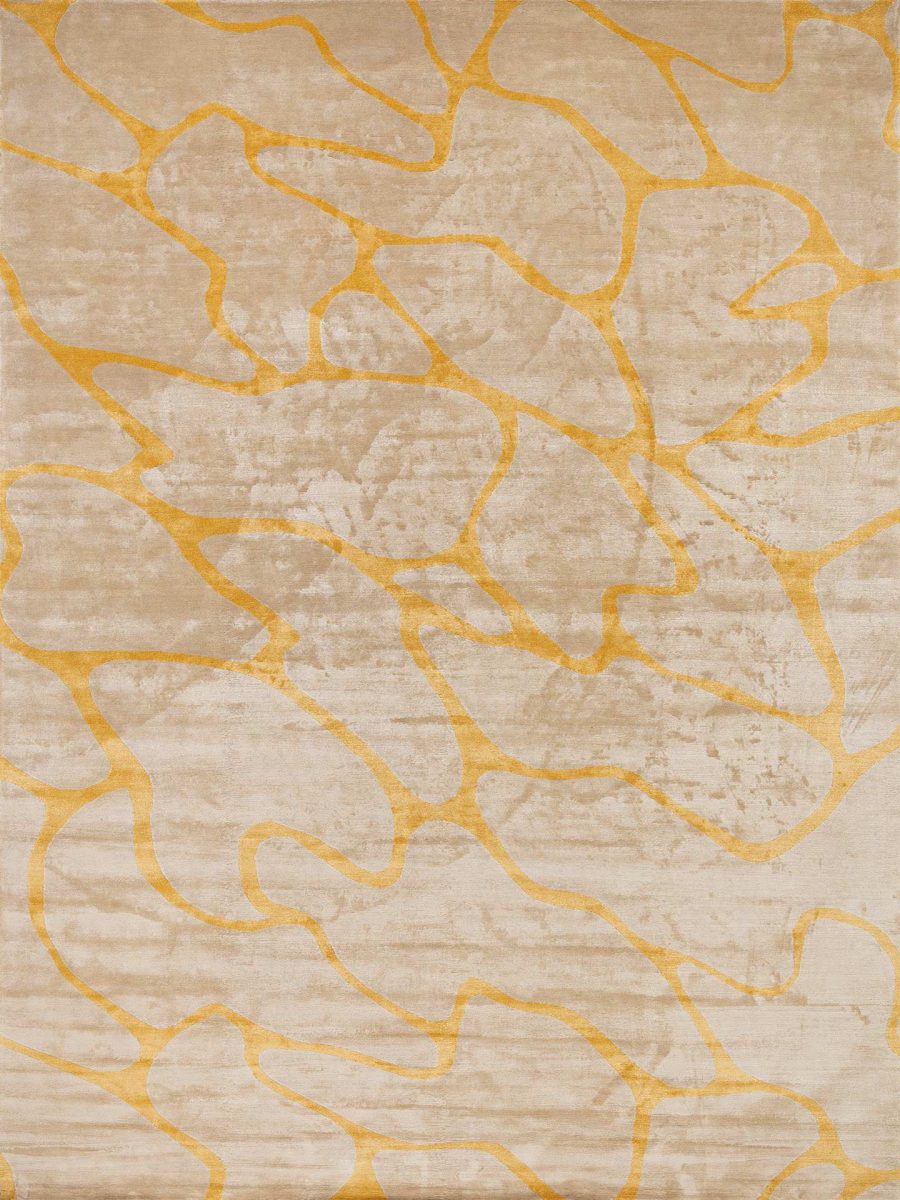 Abstrakter Teppich mit unregelmäßigem Muster aus verschlungenen, goldfarbenen Linien auf einem blassen, beige-braunen Hintergrund.