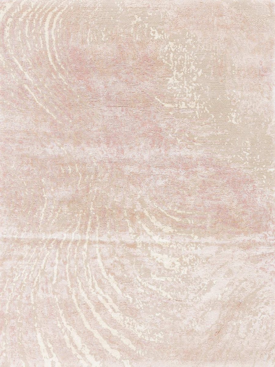 Texturierter Teppich mit weichen, wellenförmigen und streifigen Mustern in blassen rosa und weiß Tönen.