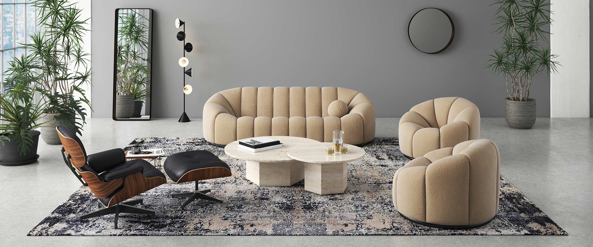Moderne Wohnzimmereinrichtung mit beigem gerundetem Sofa und Sesseln, schwarzem Eames Lounge Chair, rundem Marmortisch, Stehlampe, großen Spiegeln, Zimmerpflanzen und gemustertem Teppich auf grauem Fußboden.